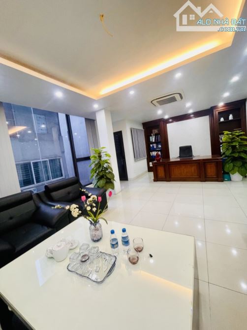 Tòa văn phòng Nguyễn Xiển 120m2 - 9 tầng - MT9m - view hồ kinh doanh 2 mặt