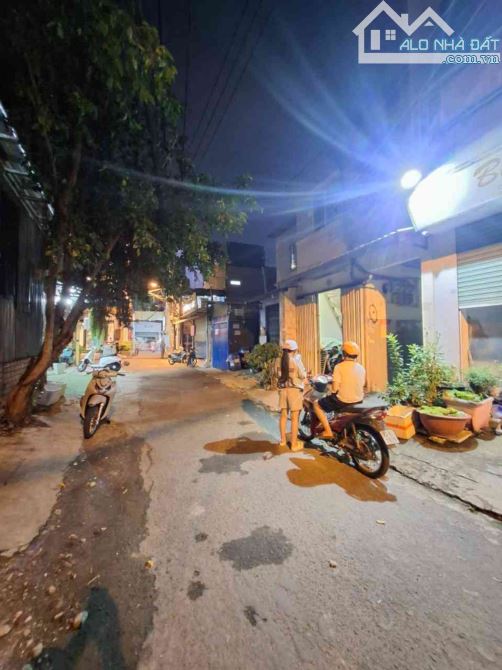 BÁN DÃY PHÒNG TRỌ SẴN DÒNG TIỀN - HẺM 8M ĐƯỜNG NGUYỄN VĂN QUÁ, Q12 - 298M2, NGANG GẦN 9M