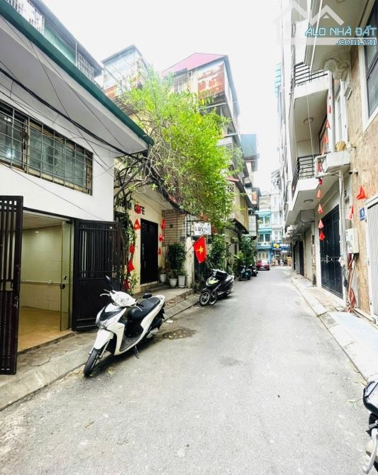 Bán nhà tập thể tầng 1 phố Nguyên Hồng, ngõ ô tô thông kinh doanh.