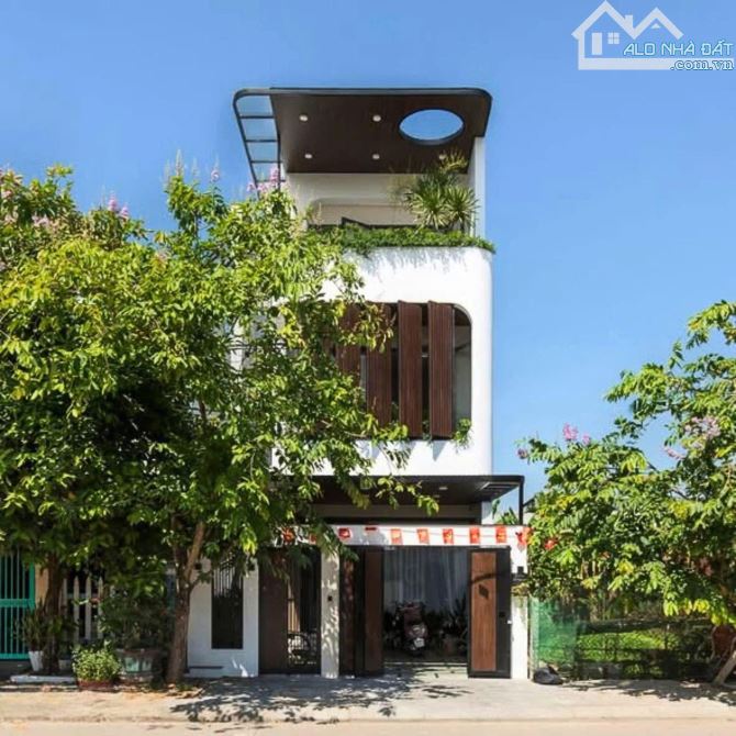 - Bán nhà 3 tầng đường Nguyễn Văn Thủ - Đối diện CV. Dt 75m2 – Giá 11 TỶTL