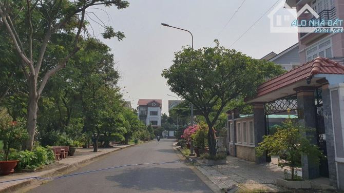 Biệt thự KDC Dương Đình Hội Thủ Đức. 267m2 (12x23m). View công viên. Giá 30 tỷ.