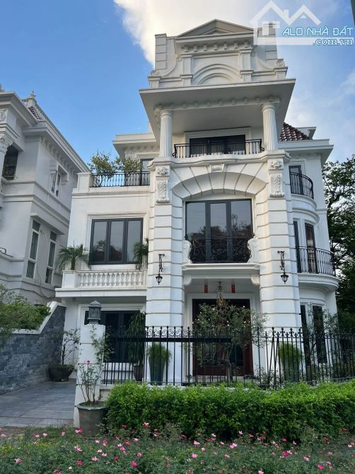 Biệt thự Ciputra lô góc 2 mặt đường, 310m2, mt 17m. Căn rộng nhất nhì Tây Hồ. 136 tỷ