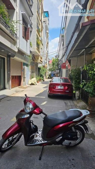 BÁN NHÀ NGUYỄN KHÁNH TOÀN CẦU GIẤY, NGÕ THÔNG OTO VÀO NHÀ, 40m, 5 TẦNG, 10.8 Tỷ