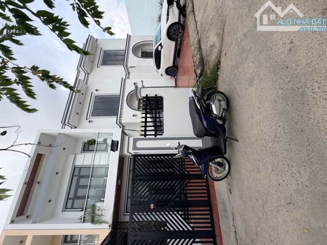 NHÀ 1 LẦU SÁT MẶT TIỀN 835 VỊ TRÍ CỰC ĐẸP