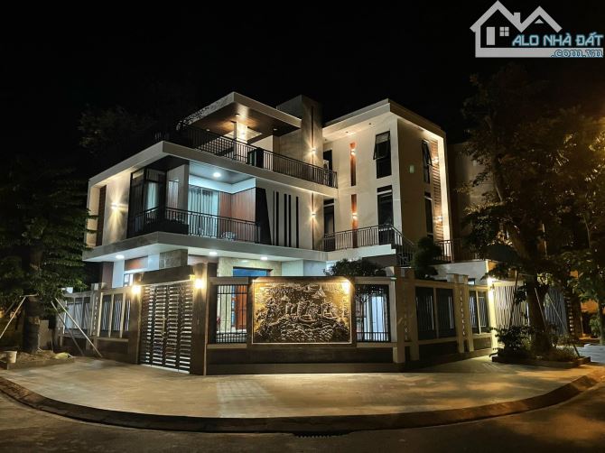 *Bán nhà 3 tầng, góc 2 mặt tiền Nguyễn Khuyến, dt 110m2, có dòng tiền 30tr/th, giá 11,6 Tỷ