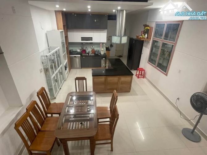- Bán nhà 3 tầng mới 2 mt đường Nguyễn Dữ- Ngay Tố Hữu. DT 97M2- Giá 8,9 Tỷ TL