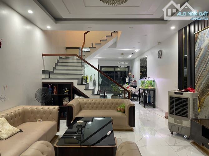 Nhà dân xây độc lập 3,5 tầng sân cổng phố Trung Lực