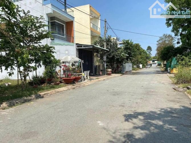 NHÀ THỊ TRẤN BẾN LỨC 5m × 22m giá 2ty600