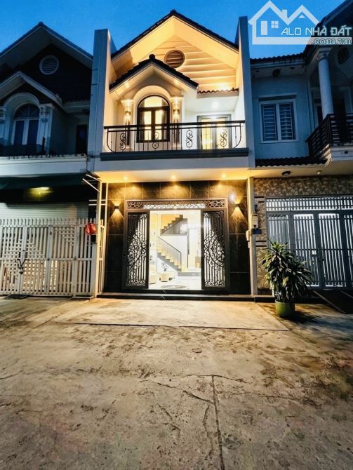Gần Phú Mỹ Hưng, Giá 5.96 tỷ, Nhà 5x11m 2 tầng sân thượng