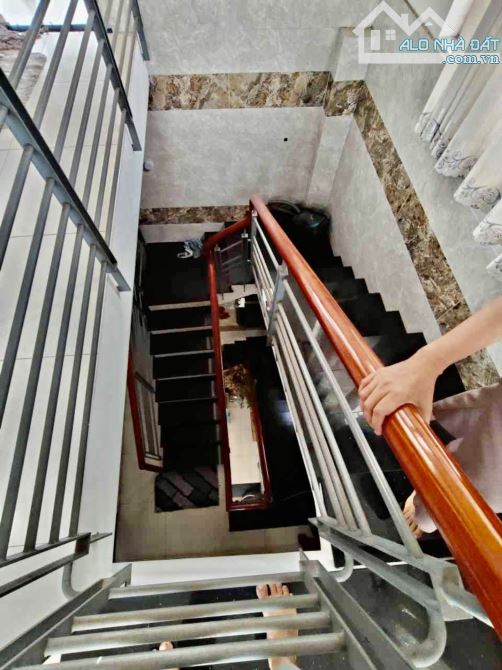- CHÍNH CHỦ CẦN GẤP - ĐẸP HƯƠNG LỘ 2 – B.TÂN – DỌN VÀO Ở NGAY! — DT: NGANG 8M - 3 TẦNG (