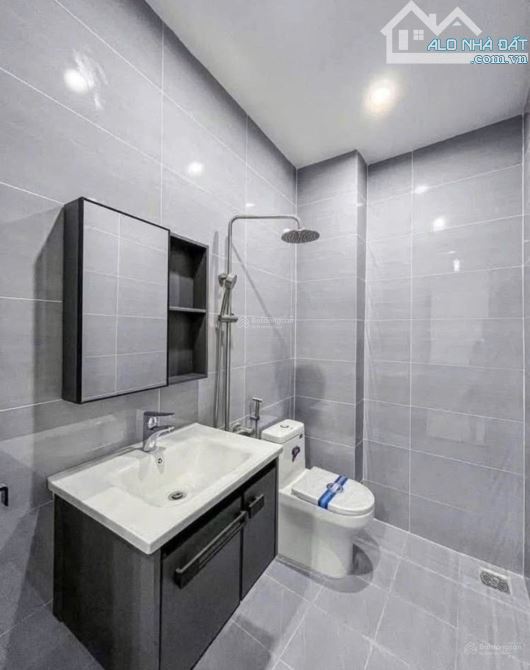 Bán nhà 2 lầu hẻm xe hơi đường Nguyễn Hiền - Bàn Cờ - Giá: 4,68 Tỷ/72m2 (4,8x15) thuê 45tr