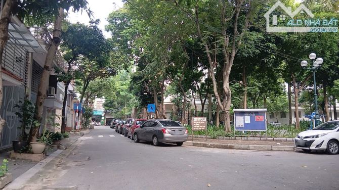 Bán biệt thự Mỹ Đình, Hàm Nghi, 93m2, 5 tầng, hút tầm mắt với view vườn hoa và MT rộng