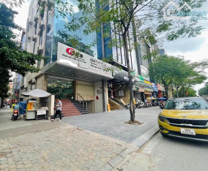 Chủ cần bán gấp, nhà mặt phố Vũ Tông Phan, 70m2, mặt tiền 5m, sổ vuông, giá 31 tỷ