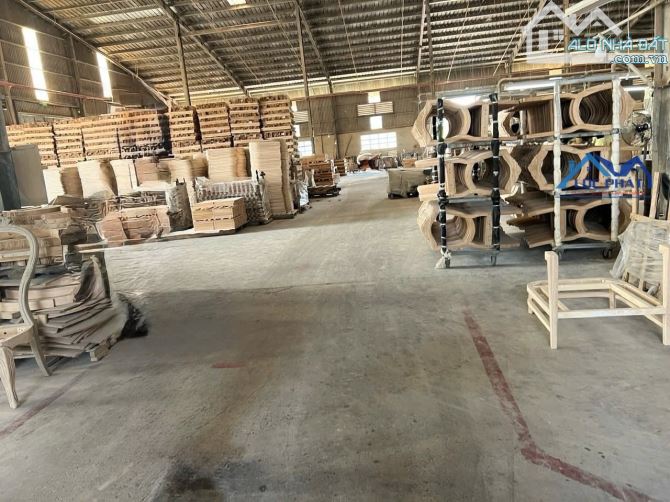 X616- Bán nhà xưởng 57.000m2 đất SKC gần kcn Tân Uyên Bình Dương giá 300 tỷ