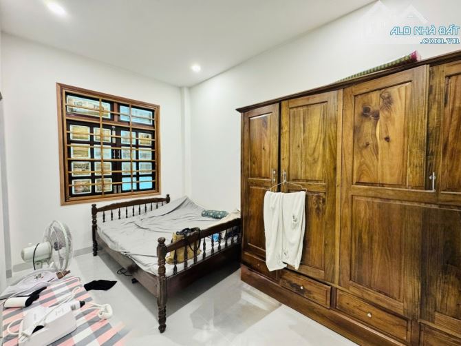 BÁN TẬP THỂ TRẦN QUỐC HOÀN 40M² TẦNG 2 3PN Ô TÔ ĐỖ CỬA 3.95 TỶ