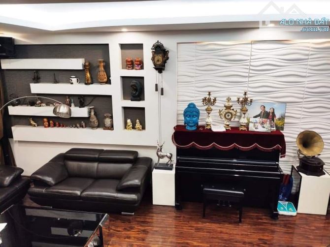 Bán nhà Phố Cự Lộc ,30m2, 5 tầng , gần phố , chỉ 6,3 tỷ - cực hiếm