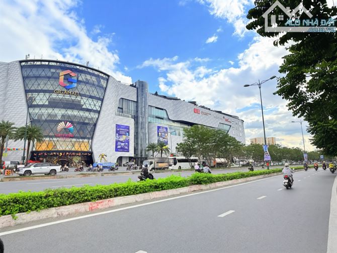 SIÊU VỊ TRÍ MẶT TIỀN " PHẠM VĂN ĐỒNG" NGAY " GIGA MALL " 640m2( 13x50m )TIỆN XÂY 10 TẦNG