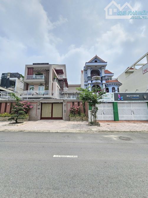 Bán biệt thự 1T2L 10x25m, đường số 9 Trung Tâm Hành Chính Dĩ An (sầm uất)