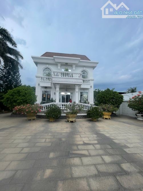 GIẢM SỐC 100 TỶ - BIỆT THỰ + ĐẤT 7.000M2 - MẶT TIỀN GẦN SÁT CHỢ BÌNH CHÁNH - THỔ 4.000M