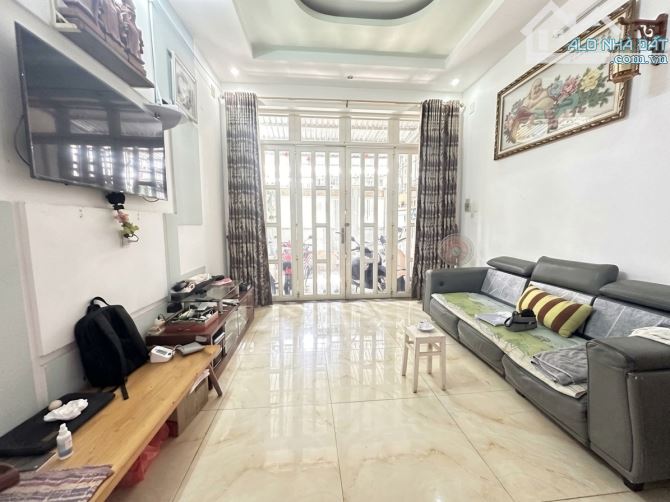 Phạm hữu lầu Quận 7, giá 6 tỷ 8, nhà 2 tầng 4x20, oto kết xù đổ cửa