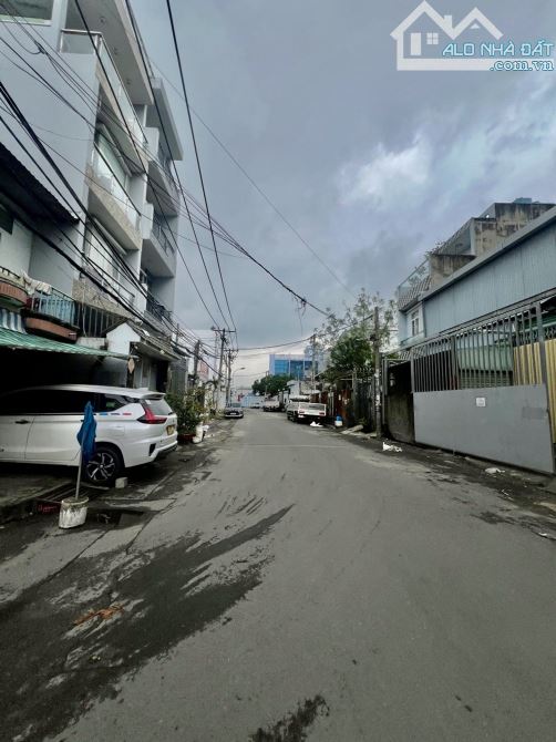 - DT: ( 170M2) - NGANG LỚN 8M - 5PN - 1trệt 1 lầu, có sân rộng rãi. Công năng: chủ đang
