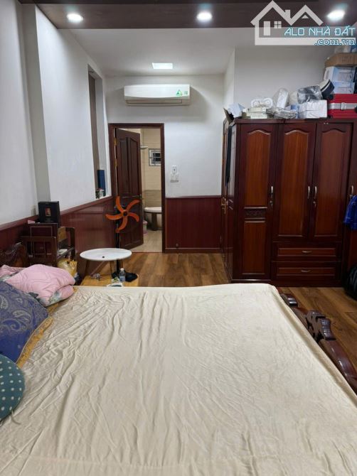 Định cư bán gấp nhà ngang 5m góc 2 MT Nguyễn Hồng Đào, Tân Bình giá 14,8 Tỷ, 3 tầng