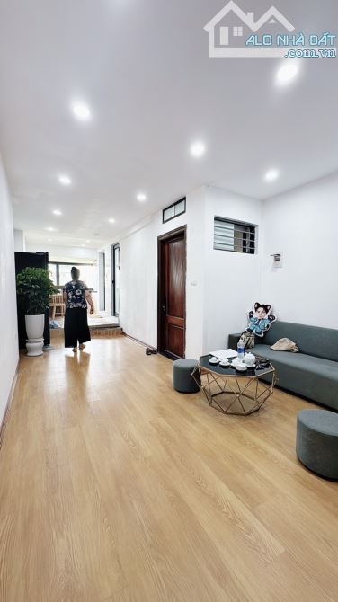 Bán căn hộ tập thể Văn Chương - Trung tâm Đống Đa - Ô tô đỗ chân cầu thang