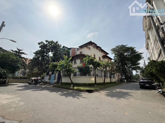 VIP Biệt Thự Góc 2 MT Nguyễn VĂn Hưởng Thảo Điền DT:11x25m 4Tầng Hồ Bơi HĐT:120Tr Giá:75Tỷ