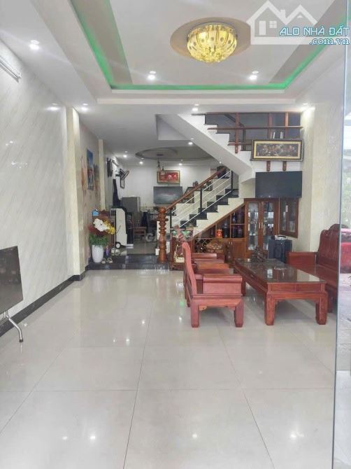 Bán nhà 3 tầng mặt tiền đường Nguyễn Đình Tựu - Ngay chợ - Dt 100m2 Giá 11 Tỷ TL