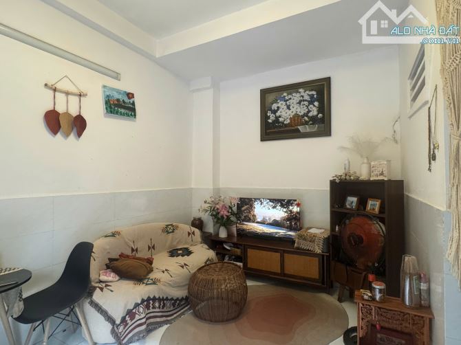 Nhà Quận 1, ngang 5m, 3 tầng, cách mặt tiền Trần Khắc Chân vài bước chân, giá 5.39 tỷ TL