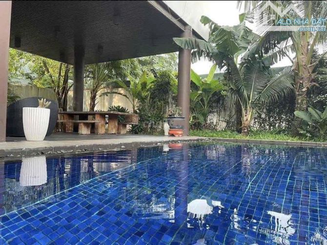 Bán biệt thự Thân Văn Nhiếp, 330m², hồ bơi riêng, 3 tầng, giá 68 tỷ