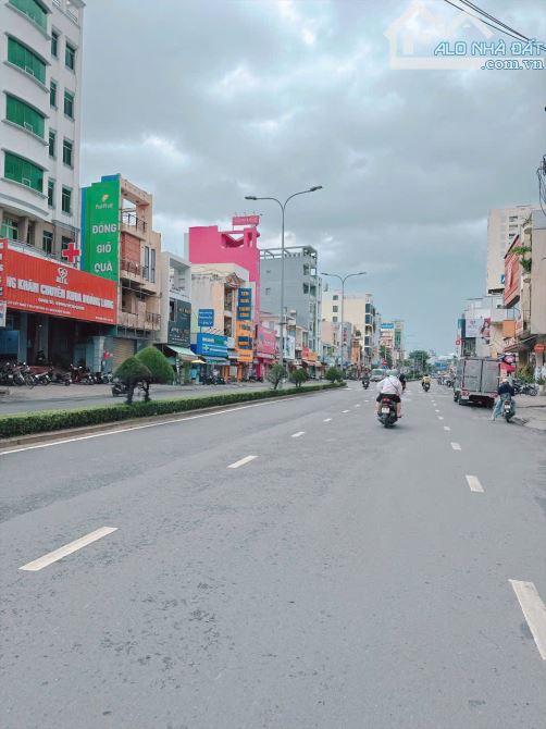 Bán gấp mặt tiền D2 nối dài, dt 10x30m, tiện xây CHDV, nhà hàng khách sạn giá đầu tư