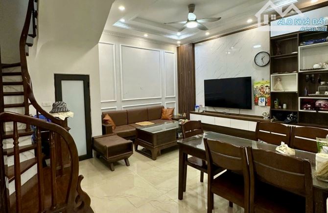 NHÀ ĐẸP NGUYỄN SƠN – FULL NỘI THẤT – 5 TẦNG – GẦN BERRIVER