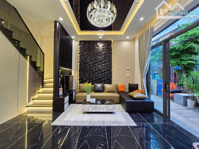 Nhà Hoàng Diệu 55m2. Ba tầng. Cách cầu Rồng 1km. Chỉ 4tyxxx