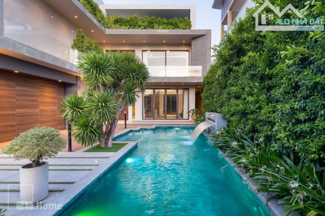 Chính chủ bán nhà phố đẹp Lạc Long Quân - 780m2 mặt tiền 17m, 3 ô tô tránh