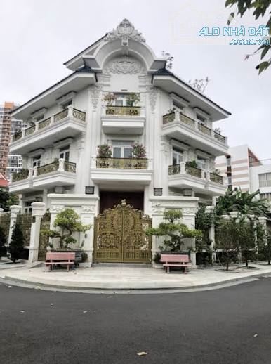 Bán gấp biệt thự Nguyễn Văn Hưởng, P. Thảo Điền, Q.2 - DT: 13x26m - CN: 326m2 - 50 tỷ