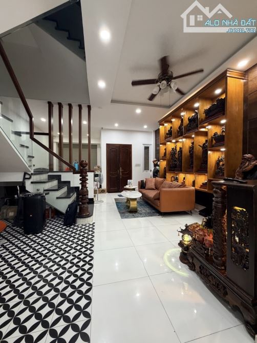 Lê Văn Lương, gần Lotte Nhà 6x16m 4 Tầng Bảo Về 24/24