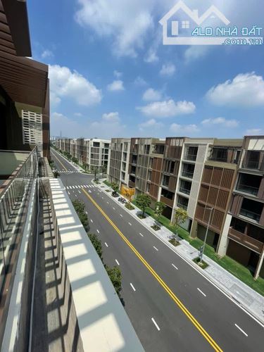 Giảm 16 tỷ Mặt tiền đường 1T4L hoàn thiện có thang máy đã có Sổ hồng khu đô thị Golbal Cit