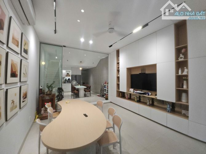 Tòa nhà tại Hải Hồ, full nội thất mới xây 4 tầng 1 tum kề lô góc. View pháo hoa siêu đẹp
