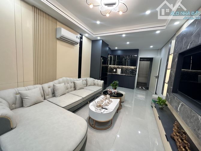 NHÀ ĐẸP THẠCH BÀN, 6 TẰNG , THANG MÁY, PHUN NỘI THẤT XỊN, 42M , GIÁ CHỈ 11,2 TỶ