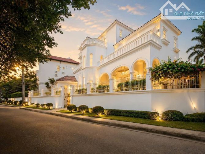 Bán Biệt Thự Góc 2MT Nguyễn Văn Hưởng Thảo Điền: 368m², 3 Tầng - 110 Tỷ