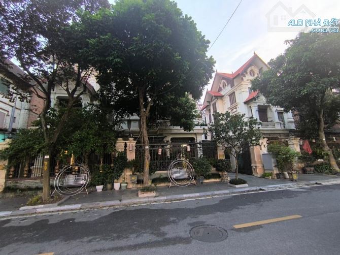 BIỆT THỰ KĐT VIỆT HƯNG - TK TÂN CỔ ĐIỂN - VỊ TRÍ ĐẮC ĐỊA - SANG TRỌNG - ĐẲNG CẤP.