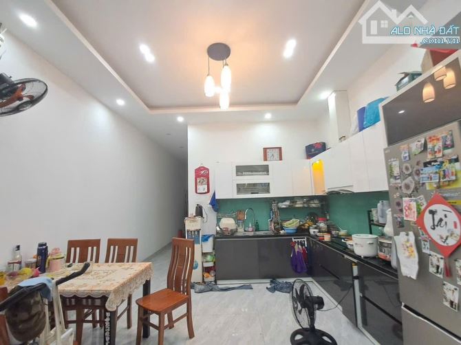 Bán nhà 4 tầng - 2 mặt tiền đường Tôn Thất Đạm - sát Nguyễn Tất Thành - DT 90m2 Giá 13.8ỷ