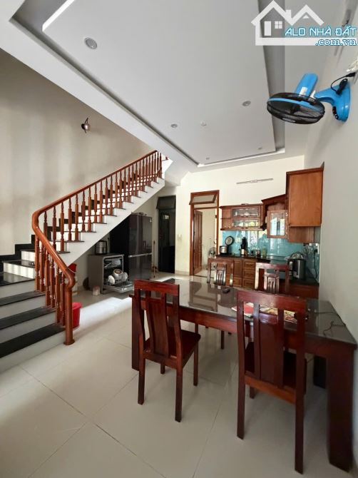 - Bán nhà 3 tầng đường ( 7m5) Nguyễn Sĩ Cố- Đối diện Công Viên. DT 103M2 – Giá 11.7 TY TL.