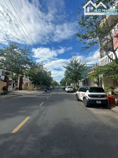 - Bán đất mt đường ( 10m5) Mai Thúc Lân – Gần Nguyễn Văn Thoại. DT 137,1 m2 giá 31 tỷ.