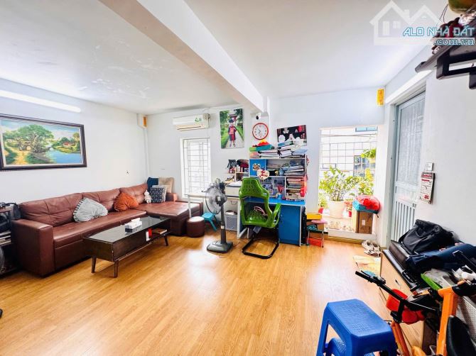 Bán căn hộ tập thể Văn Chương - 65m² - 2 phòng ngủ - Ban công thoáng sáng