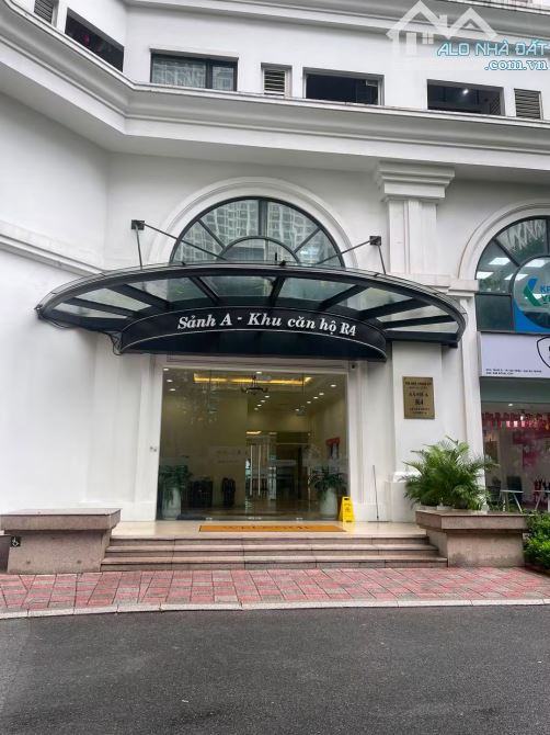 Bán gấp Căn hộ cao cấp Royal city Toà R4, Đông Nam tầng đẹp cao sổ 105m2 full đồ.Giá 11 tỷ