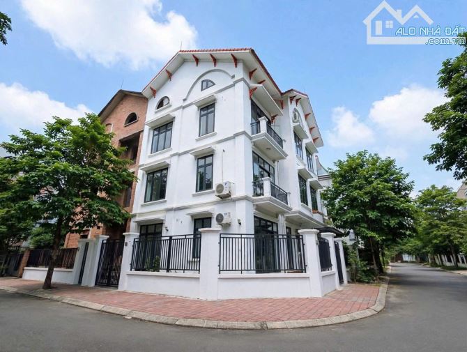 Gia đình cần bán Biệt thự 4Tầng P.Hoàng Quốc Việt, Căn góc 125m2, MT 20m. Giá 46Tỷ TL