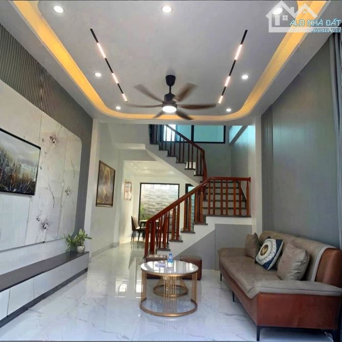 Bán nhà lõi trung tâm Hoàng Minh Thảo, ngõ thông, gần phố, gần ô tô, 56m2, 2.85 tỷ
