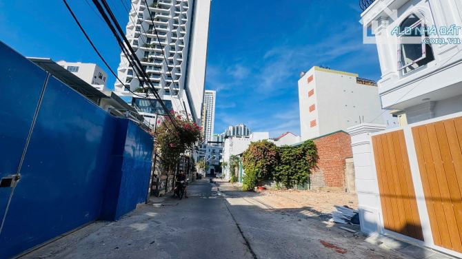Bán căn nhà 4 tầng hẻm Dương Hiến Quyền, Vĩnh Hải, Nha Trang, đường ô tô, cách biển 100m